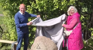 Enthüllung des 25.sten Flursteines an der Grevelau, gestiftet vom Ehrenvorsitzenden des Heimatvereins Ashausen, Reinhard Behr. Foto: Michela Dulz