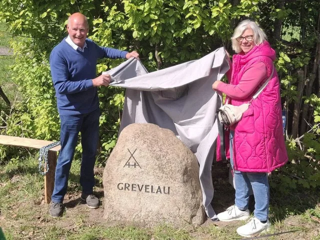 Enthüllung des 25.sten Flursteines an der Grevelau, gestiftet vom Ehrenvorsitzenden des Heimatvereins Ashausen, Reinhard Behr. Foto: Michela Dulz
