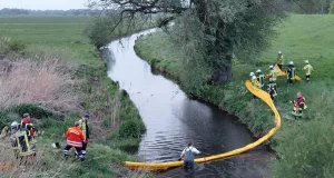 Ein Ölfilm auf dem Ashauser Mühlengraben erforderte einen zweistündigen Einsatz der Feuerwehren Stelle und Roydorf. Foto: Beecken