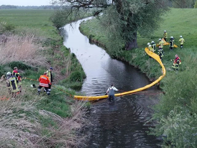 Ein Ölfilm auf dem Ashauser Mühlengraben erforderte einen zweistündigen Einsatz der Feuerwehren Stelle und Roydorf. Foto: Beeken Ein Ölfilm auf dem Ashauser Mühlengraben erforderte einen zweistündigen Einsatz der Feuerwehren Stelle und Roydorf. Foto: Beecken