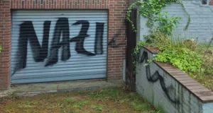 In der Nacht zu Mittwoch griffen Unbekannte das Haus einer AfD-Politikerin in Winsen an. Das Wort „Nazi" wurde auf das Garagentor gesprüht, ein Reifen zerstochen. Foto: ein