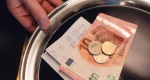 Bei Kartenzahlung sollten Gäste nachfragen, ob das Trinkgeld wirklich beim Personal ankommt, rät die Gewerkschaft NGG. Foto: NGG | Tobias Seifert