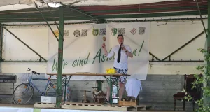 Die Versteigerung auf Behr's Hof ist eines der Highlights des Ashäuser Flohmarktes am 7. Juni. Foto: IG Flohmarkt