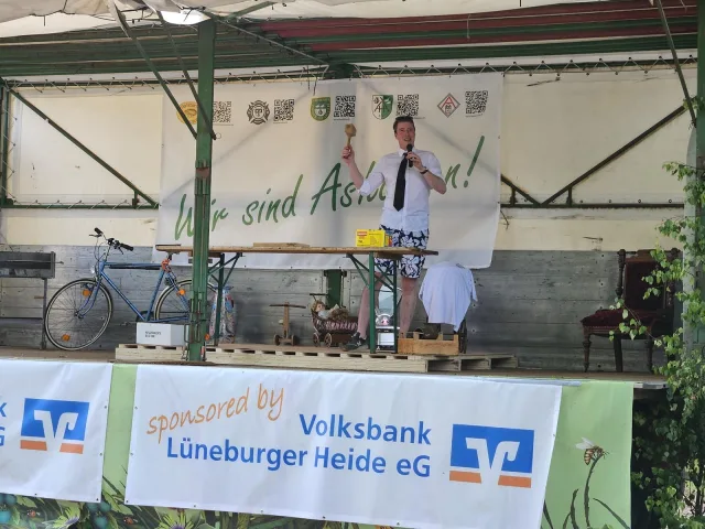 Die Versteigerung auf Behr's Hof ist eines der Highlights des Ashäuser Flohmarktes am 7. Juni. Foto: IG Flohmarkt