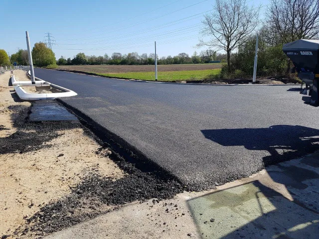 Die ersten Straßenbereiche sind bereits asphaltiert. Foto: Landkreis Harburg