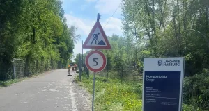 Die Abfallwirtschaft des Landkreises Harburg befestigt die Seitenstreifen am Kompostplatz in Drage und bringt neue Fahrbahnmarkierungen an. Foto: Landkreis Harburg
