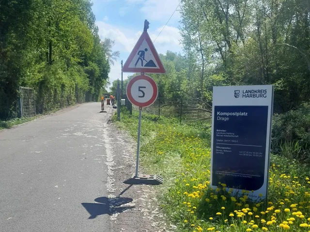 Die Abfallwirtschaft des Landkreises Harburg befestigt die Seitenstreifen am Kompostplatz in Drage und bringt neue Fahrbahnmarkierungen an. Foto: Landkreis Harburg