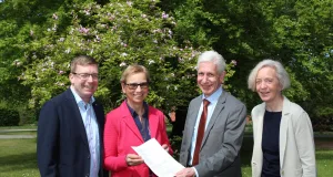 Der Erste Stadtrat Dirk Hirsch (von links), Leiterin Andrea Kowalewski, Landrat Rainer Rempe und Projektleiterin Inge Seba-Eichert betonen die Bedeutung der Koordinierungsstelle Frau & Wirtschaft. Foto: Landkreis Harburg