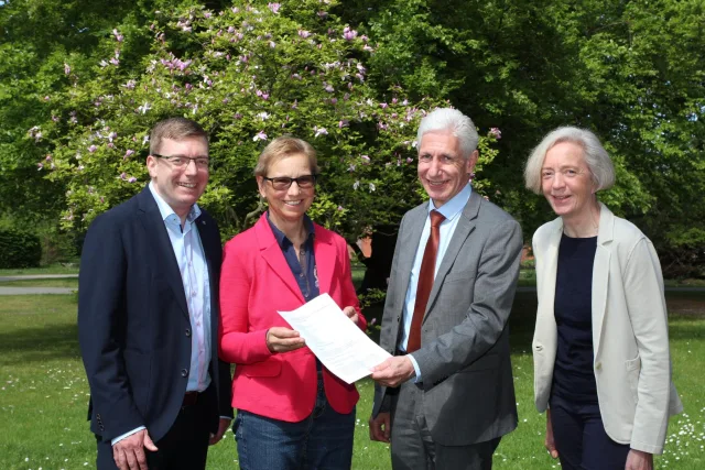 Der Erste Stadtrat Dirk Hirsch (von links), Leiterin Andrea Kowalewski, Landrat Rainer Rempe und Projektleiterin Inge Seba-Eichert betonen die Bedeutung der Koordinierungsstelle Frau & Wirtschaft. Foto: Landkreis Harburg Der Erste Stadtrat Dirk Hirsch (von links), Leiterin Andrea Kowalewski, Landrat Rainer Rempe und Projektleiterin Inge Seba-Eichert betonen die Bedeutung der Koordinierungsstelle Frau & Wirtschaft. Foto: Landkreis Harburg