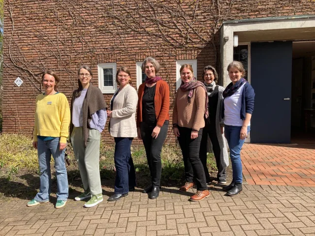 Viele Impulse für Fachkräfte zum Thema Sprachförderung gaben beim Fachtag (von links) Sophie Stenzel, Katja Grote, Janine Stebner-Pietruska, Susanne Kühn, Sina Grote, Lene Herbert und Saskia Freund. Foto: Landkreis Harburg