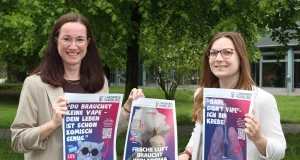 Anja Quast (links) und Jessica Werner von der Kreisjugendpflege stellen die Plakate vor, die Jugendliche für einen Alltag ohne das Vapen sensibilisieren. Foto: Landkreis Harburg