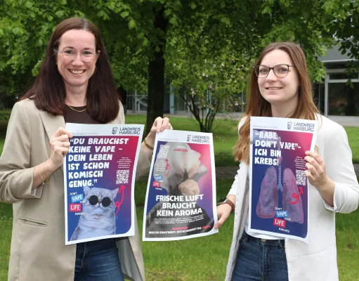 Anja Quast (links) und Jessica Werner von der Kreisjugendpflege stellen die Plakate vor, die Jugendliche für einen Alltag ohne das Vapen sensibilisieren. Foto: Landkreis Harburg