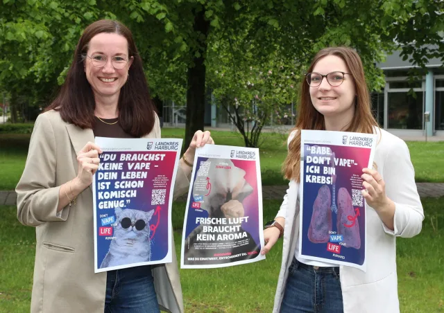Anja Quast (links) und Jessica Werner von der Kreisjugendpflege stellen die Plakate vor, die Jugendliche für einen Alltag ohne das Vapen sensibilisieren. Foto: Landkreis Harburg
