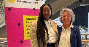 Klare Haltung, starke Worte und großer Applaus: Gleichstellungsministerin Aminata Touré bei der Bundeskonferenz in Lübeck zusammen mit Andrea Schrag, Gleichstellungsbeauftragte des Landkreises Harburg. Foto: Landkreis Harburg