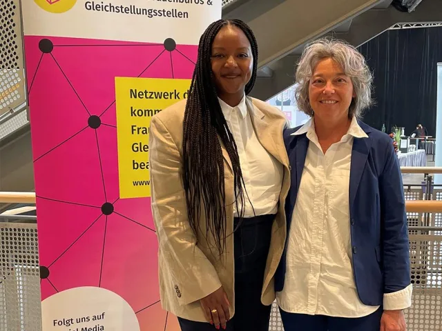 Klare Haltung, starke Worte und großer Applaus: Gleichstellungsministerin Aminata Touré bei der Bundeskonferenz in Lübeck zusammen mit Andrea Schrag, Gleichstellungsbeauftragte des Landkreises Harburg. Foto: Landkreis Harburg Klare Haltung, starke Worte und großer Applaus: Gleichstellungsministerin Aminata Touré bei der Bundeskonferenz in Lübeck zusammen mit Andrea Schrag, Gleichstellungsbeauftragte des Landkreises Harburg. Foto: Landkreis Harburg