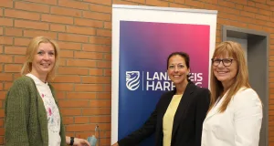 Auf viele kreative Bilder zum Thema Wasser, Trinken und der Pause im Schatten freuen sich (von links) Juliane Thoms, Ana Cristina Bröcking und Astrid Schwemin. Foto: Landkreis Harburg