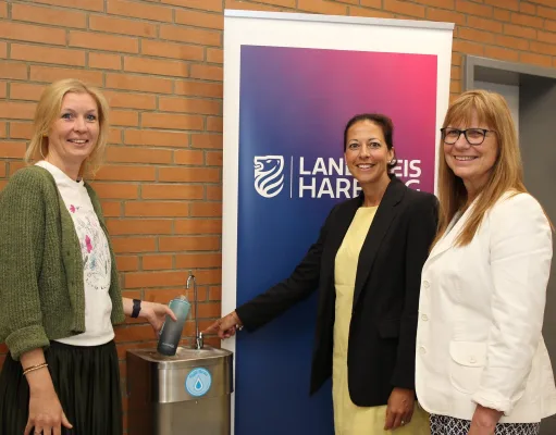 Auf viele kreative Bilder zum Thema Wasser, Trinken und der Pause im Schatten freuen sich (von links) Juliane Thoms, Ana Cristina Bröcking und Astrid Schwemin. Foto: Landkreis Harburg