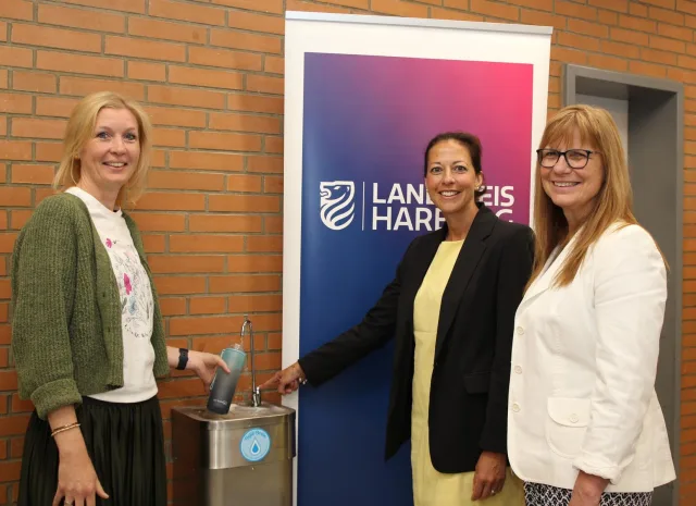 Auf viele kreative Bilder zum Thema Wasser, Trinken und der Pause im Schatten freuen sich (von links) Juliane Thoms, Ana Cristina Bröcking und Astrid Schwemin. Foto: Landkreis Harburg