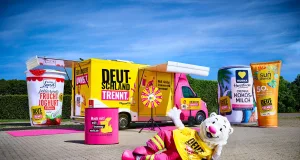 Überdimensionale Verpackungen sind ein Blickfang beim Aktionstag „Deutschland trennt“ am 9. Juni auf dem Winsener Wochenmarkt. Foto: Deutschland trennt