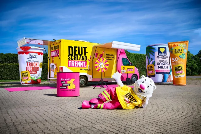 Überdimensionale Verpackungen sind ein Blickfang beim Aktionstag „Deutschland trennt“ am 9. Juni auf dem Winsener Wochenmarkt. Foto: Deutschland trennt Überdimensionale Verpackungen sind ein Blickfang beim Aktionstag „Deutschland trennt“ am 9. Juni auf dem Winsener Wochenmarkt. Foto: Deutschland trennt