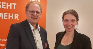 Svenja Stadler und Claus Petersen diskutierten im Ashäuser Hof mit Bürgern über die geplante Gesundheitsreform und den Ärztemangel im Landkreis. Foto: ein
