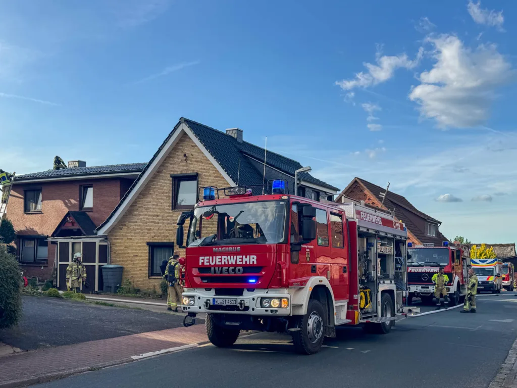 75 Retter waren beim Gartenhüttenbrand am Büllerberg in Stelle im Einsatz. Die Brandursache ist noch unklar. Foto: Hamann