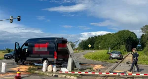 An der Kreuzung Tönnhäuser Weg und Osttangente in Winsen (Luhe) kollidierten am Donnerstagnachmittag zwei Fahrzeuge. Durch den Aufprall riss eine Bahnschranke ab. Foto: Hamann
