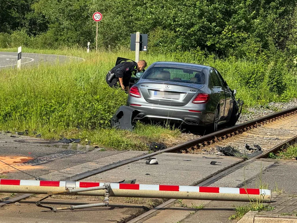 Die Osttangente in Winsen (Luhe) war nach dem Unfall für Bergungsarbeiten und die Unfallaufnahme gesperrt. Foto: Hamann