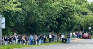 Die Schüler wurden evakuiert und konnten die Sammelstelle mittlerweile wieder verlassen. Foto: Hamann