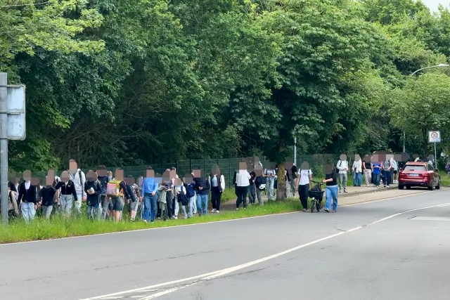 Die Schüler wurden evakuiert und konnten die Sammelstelle mittlerweile wieder verlassen. Foto: Hamann