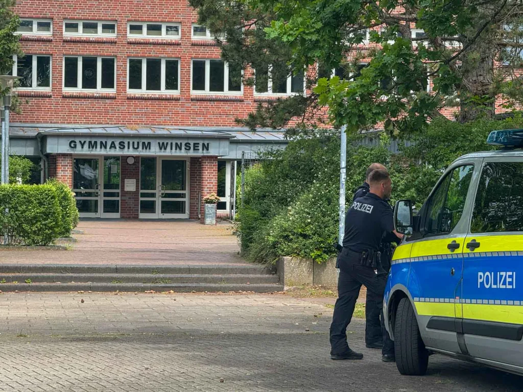 Das Gymnasium wurde von der Polizei vollständig durchsucht - auch Hunde waren im Einsatz. Foto: Hamann