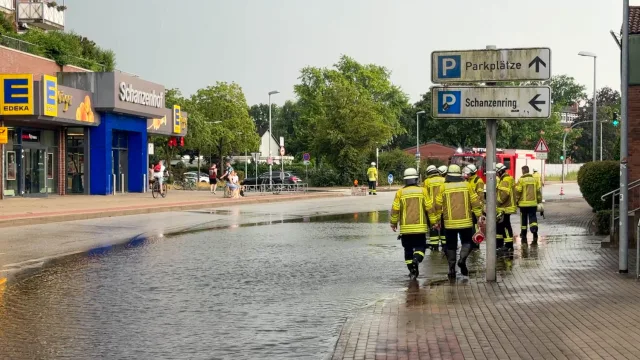 Gegen 16.30 Uhr brachte das Unwetter kräftigen Regen nach Winsen (Luhe) im Landkreis Harburg. Foto: JOTO