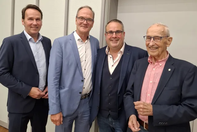 2026_06_18 - CDU - neuer Fraktionsvorsitzender (02) André Bock (v.li.), Dr. Hans-Heinrich Aldag und Jan Bauer (alle CDU) und der FDP-Fraktionsvorsitzende Arno Reglitzky. Foto: CDU Landkreis Harburg