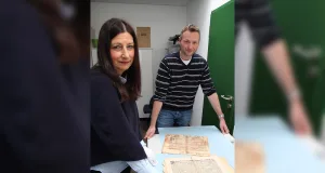 Katrin Lembke-Schlaaff und Kreisarchivar Arndt-Hinrich Ernst präsentieren historische Dokumente aus den Beständen. Foto: Landkreis Harburg