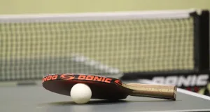 Tischtennis Schläger auf Platte. Foto: Ralf Koenecke