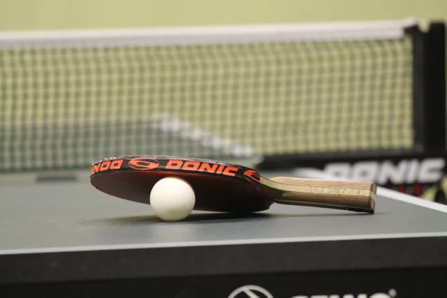 Tischtennis Schläger auf Platte. Foto: Ralf Koenecke