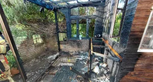 Eine Gartenhütte am Büllerberg in Stelle stand am Montagabend in Vollbrand. Drei Personen erlitten Rauchgasvergiftungen. Foto: Feuerwehr Stelle/Beecken