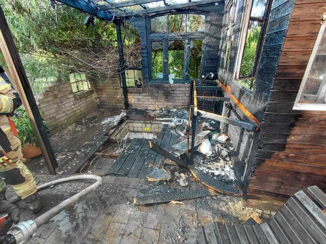 Eine Gartenhütte am Büllerberg in Stelle stand am Montagabend in Vollbrand. Drei Personen erlitten Rauchgasvergiftungen. Foto: Feuerwehr Stelle/Beecken