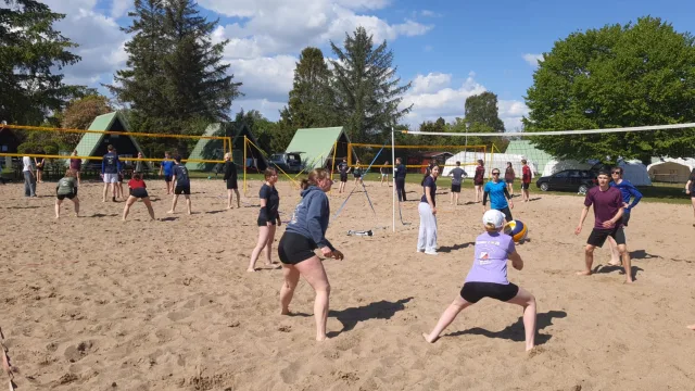 Die Teilnehmer der Jugendfreizeit der Volleyballabteilung des TSV Stelle in Grömitz. Foto: Matthias Bruns