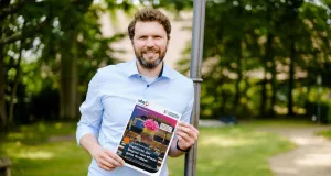 Stefan Baumann präsentiert das neue Programmheft der Kreisvolkshochschule Landkreis Harburg für das Herbst- und Wintersemester 2026. Das Pressefoto basiert auf einer Originalaufnahme. Das Zeitschriftencover wurde nachträglich digital angepasst. Foto: KVHS
