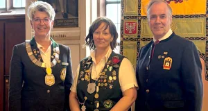 Präsidentin der Schützen Hessen Tanja Frank (links), Landeskönigin Regina Christen und DSB Präsident Hans-Heinrich von Schönfels. Foto: Andreas Hansmann