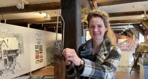 Rebekka Vaick am historischen Sägeblock. Foto: Museum im Marstall