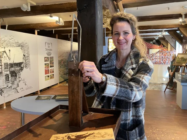 Rebekka Vaick am historischen Sägeblock. Foto: Museum im Marstall
