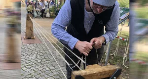 Reepschläger aus dem Museumsdorf Volksdorf demonstrieren die traditionelle Seilherstellung im Krankenhaus Winsen. Foto: ein