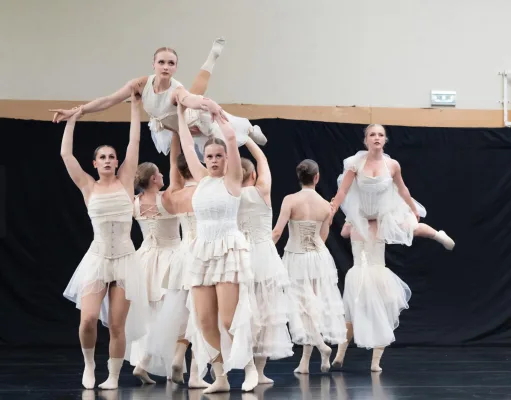 Auftritt der Tanzgruppe Saraswati in der 2. Bundesliga. Foto: Enrico Tschoepel