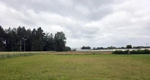 Auf dieser Fläche soll die neue Begegnungsstätte entstehen. Foto: Grösch