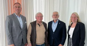 Der Kreisseniorenbeirat des Landkreises Harburg hat mit der Volksbank Lüneburger Heide eine Zusammenarbeit vereinbart, um älteren Kunden den Umgang mit Onlinebanking zu erleichtern. Von links: Ulrich Stock (Vorstandssprecher Volksbank), Hans Wille (Kreisseniorenbeirat), Roger Grewe (Vorsitzender Kreisseniorenbeirat), Birte Hedder (Volksbank) Foto: Grewe