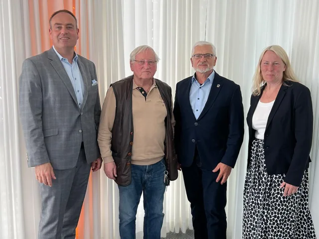 Der Kreisseniorenbeirat des Landkreises Harburg hat mit der Volksbank Lüneburger Heide eine Zusammenarbeit vereinbart, um älteren Kunden den Umgang mit Onlinebanking zu erleichtern. Von links: Ulrich Stock (Vorstandssprecher Volksbank), Hans Wille (Kreisseniorenbeirat), Roger Grewe (Vorsitzender Kreisseniorenbeirat), Birte Hedder (Volksbank) Foto: Grewe