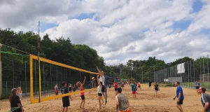 Den gemeinsamen Saisonabschluss feierten die Sportler auf der Beachvolleyballanlage des MTV Ashausen. Foto: Matthias Bruns