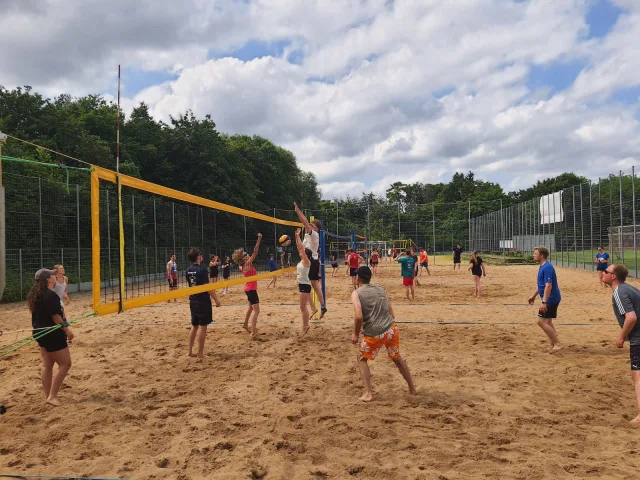 Volleyball Den gemeinsamen Saisonabschluss feierten die Sportler auf der Beachvolleyballanlage des MTV Ashausen. Foto: Matthias Bruns